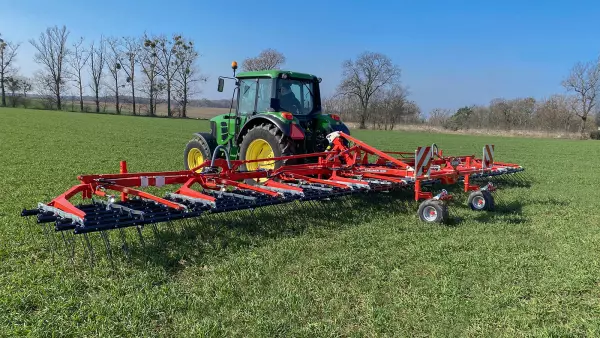 Foto dell’erpice strigliatore TINELINER.