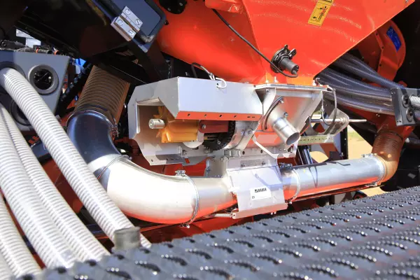 Dosatore volumetrico VENTA a trasmissione elettrica montato su seminatrice penumatica