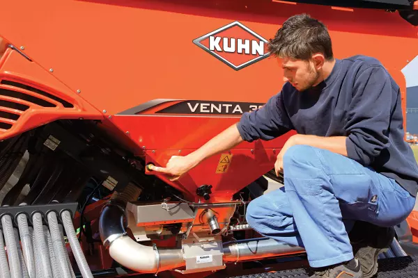 Pulsante di calibrazione sulla parte posteriore della macchina sulla seminatrice pneumatica VENTA