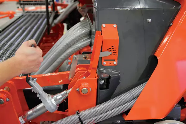 Impostazione della profondità di semina e regolazione dell'erpice copriseme sulle seminatrici pneumatiche VENTA