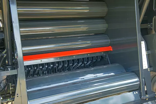 18 сталевих роликів із симетричним профілем забезпечують надійне обертання тюка