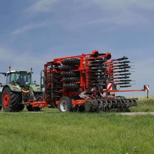 Seminatrice ESPRO in modalità trasporto, sicura e stabile con le ruote di compattamento sollevate