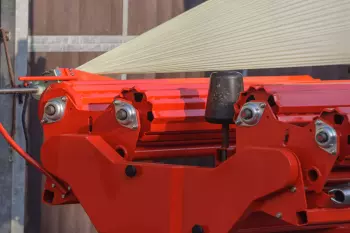 I fasciatori con piattaforma rotante per balle rettangolari sono muniti di due paia di rulli in acciaio con profilo scanalato.