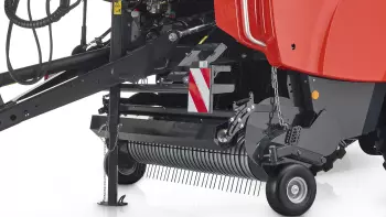 Un ampio pick-up a camme con rullo premi foraggio anteriore provvisto di paravento.