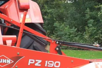 Le molle di compensazione trasferiscono il carico dalla falciatrice al trattore.