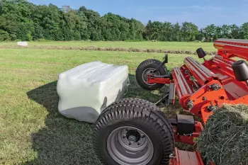 L'esclusivo profilo ribassato del telaio è ideale per la stabilità durante il carico, la fasciatura e lo scarico della balla.
