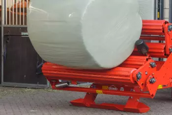 Il profilo ribassato della piattaforma assicura uno scarico delicato della balla