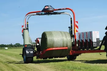 L'esclusivo sistema di carico, con il lungo braccio integrato sulla piattaforma di fasciatura.