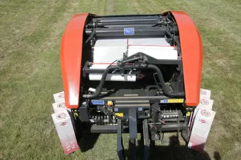 Due rotoli di pellicola da 750 mm durante la fasciatura di una balla