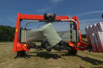 I bracci dei satelliti ad azionamento centralizzato sorreggono ciascuno un'unità di pre-tensionamento con bobina di pellicola da 750 mm.