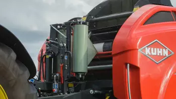 Due normali rotoli di film estensibile da 750 mm per legare la balla