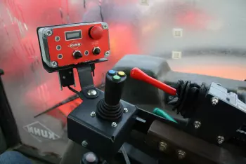 Comfort di guida con comando elettrico sui bracci decespugliatori AGRI-LONGER GII con sicurezza meccanica