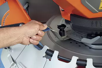 Facile regolazione del punto di caduta per una perfetta distribuzione con le spargisale e spargisabbia AXEO