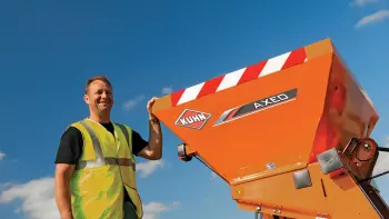 Un minor numero di rabbocchi grazie alla più ampia capacità della spargisale e spargisabbia AXEO