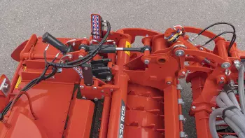 Regolazioni idrauliche della profondità di lavoro e della barra livellatrice dell’erpice rotante