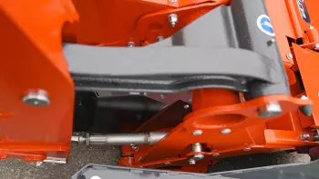 La regolazione dell'altezza di taglio sulla falciatrice FC 3155 TLR è semplice