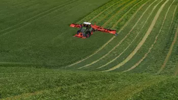 La falciacondizionatrice FC 13460 integra il sistema CTF (Controlled Traffic Farming) e quindi rende le operazioni più veloci.