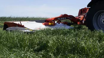 Il sollevamento del sistema di sicurezza NON-STOP consente di proteggere la vostra falciacondizionatrice FC 3115 in caso di urto contro un ostacolo.