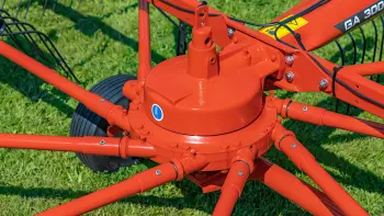 L'andanatore GA 300 GMÂ di raccogliere foraggio ricco di sostanze nutritive preservando le foglie.