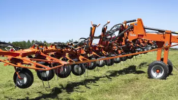 Con il sistema HLC sul voltafieno GF 17003 T si attraversano scoline e si effettuano manovre senza difficoltà