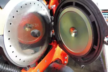 La fama di precisione nella semina del MAXIMA 3 e del KOSMA è frutto di una selezione ottimale del seme