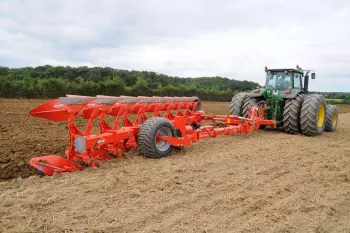 Vista dell'aratro VARI-LEADER nei lavori fuori strada