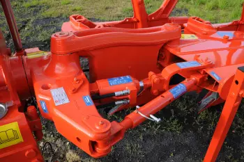 Gli aratri MASTER 123 sfruttano una regolazione combinata offset/angolo per ottenere una linea di trazione ottimizzata.