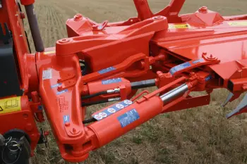 Con un solo movimento è possibile regolare la larghezza del solco anteriore e l'angolazione dell'aratro MASTER 183.