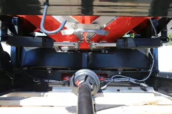 Lo spandiconcime MDS .2 versione Q comanda le valvole grazie a due martinetti elettrici