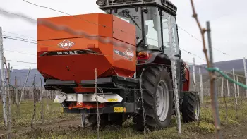 Un passaggio semplice tra i filari dei vigneti con il modello MDS 8.2 e i suoi angoli della tramoggia arrotondati