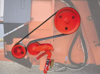 PRIMOR 3570 M è dotata del nostro sistema brevettato POLYDRIVE, che combina la potenza di un sistema di azionamento meccanico alla flessibilità di una soluzione con innesto/disinnesto idraulico per una facile distribuzione anche delle fibre più lunghe.