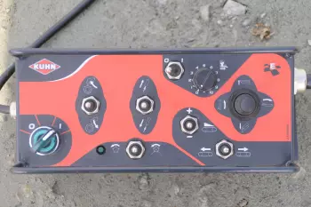 I comandi elettrici ergonomici consentono, nel lavoro di tutti i giorni, un facile utilizzo dell'impagliatrice KUHN PRIMOR 4260 M CUT CONTROL