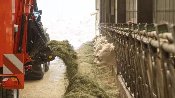 Distribuzione con portata elevata delle razioni fibrose grazie alla botola brevettata C-DRIVE