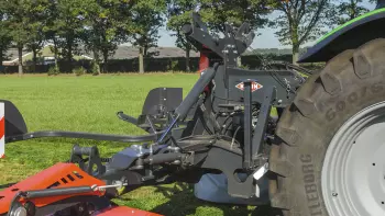 La falciatrice combinata PZ 8831 garantisce un eccellente trasferimento del carico per la massima manovrabilità su terreni in pendenza.