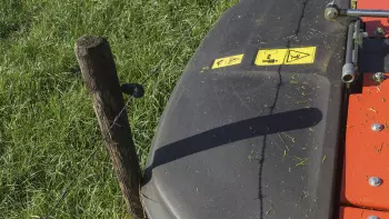 Quando incontrano qualsiasi ostacolo, il materiale della copertura laterale cede, senza rompere o danneggiare la falciatrice.