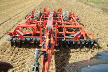 Le regolazioni della profondità di lavoro vengono eseguite direttamente dalla postazione di guida