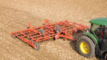 Rullo doppio a U in azione su terreno sassoso