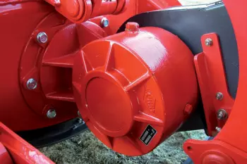 Una trasmissione da 120 CV sulle trince laterali della serie SPRING-LONGER 80 per un'elevata velocità di lavoro