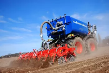 Lo STRIGER 100 permette di interrare il letame in un unico passaggio