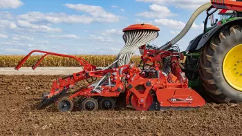 Combinata di semina al lavoro, composta dall’erpice rotante HR 4530 RCS e dalla barra di semina BTFR 4530