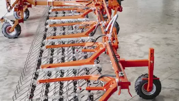 Foto delle ruote di guida (anteriori / posteriori) dell’erpice strigliatore TINELINER