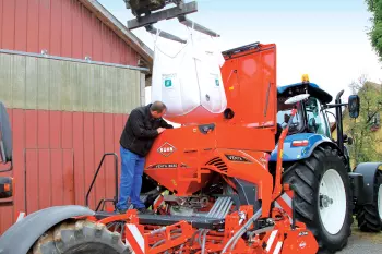 Ampia apertura della tramoggia sulla seminatrice pneumatica integrata VENTA per un facile caricamento con sacconi