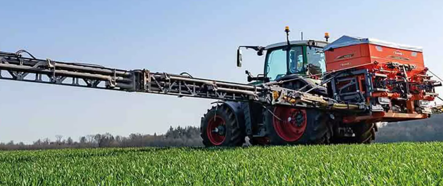 Lo spandiconcime pneumatico portato AERO 32.1 al lavoro