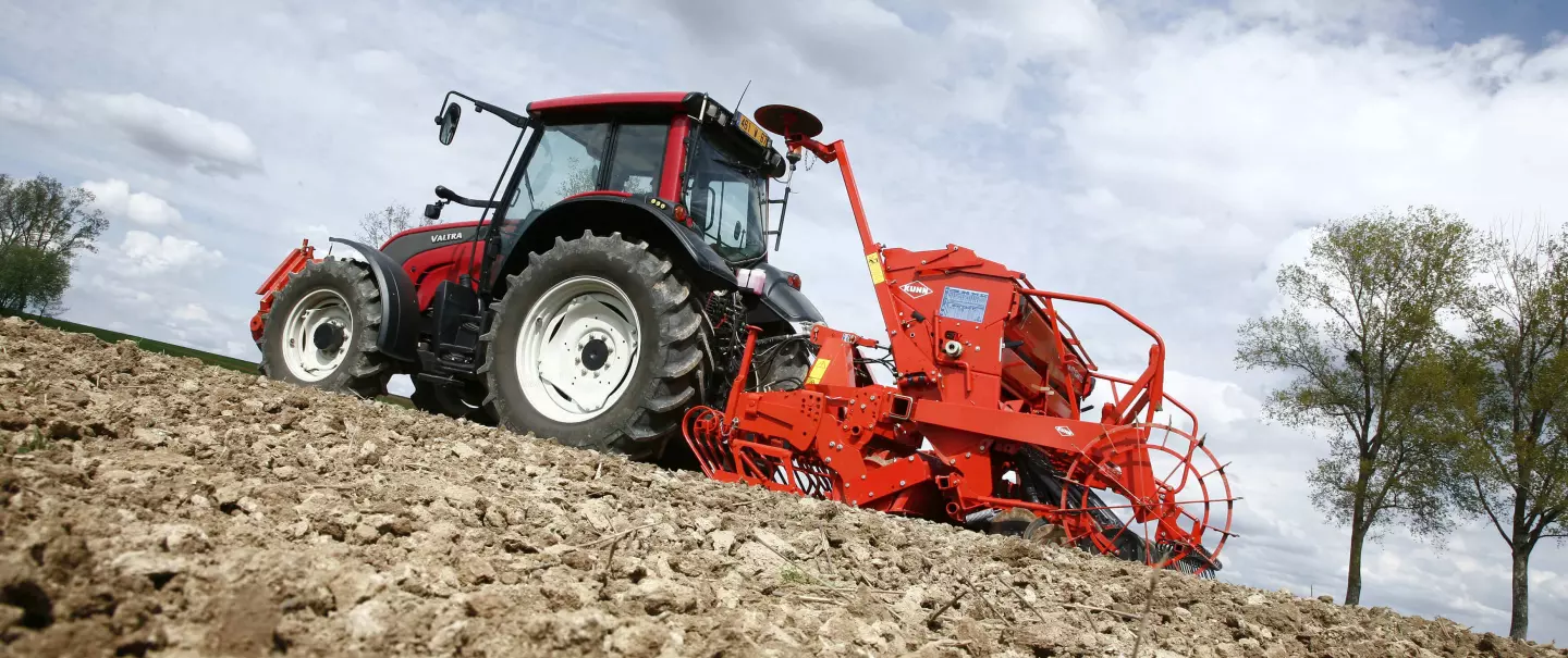 Preparatore CD 300 con bracci forche integrati e seminatrice INTEGRA al lavoro