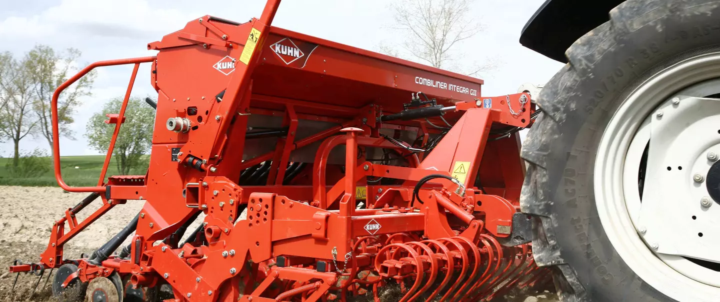 Preparatore CD 300 con bracci forche integrati e seminatrice INTEGRA al lavoro