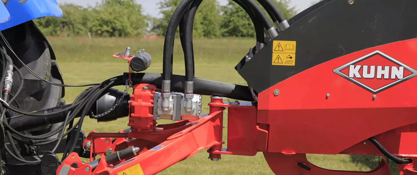 Giroandanatore GA al lavoro su un prato