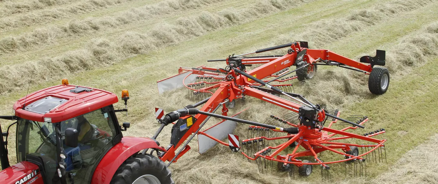 Giroandanatore GA 8030 al lavoro in un prato