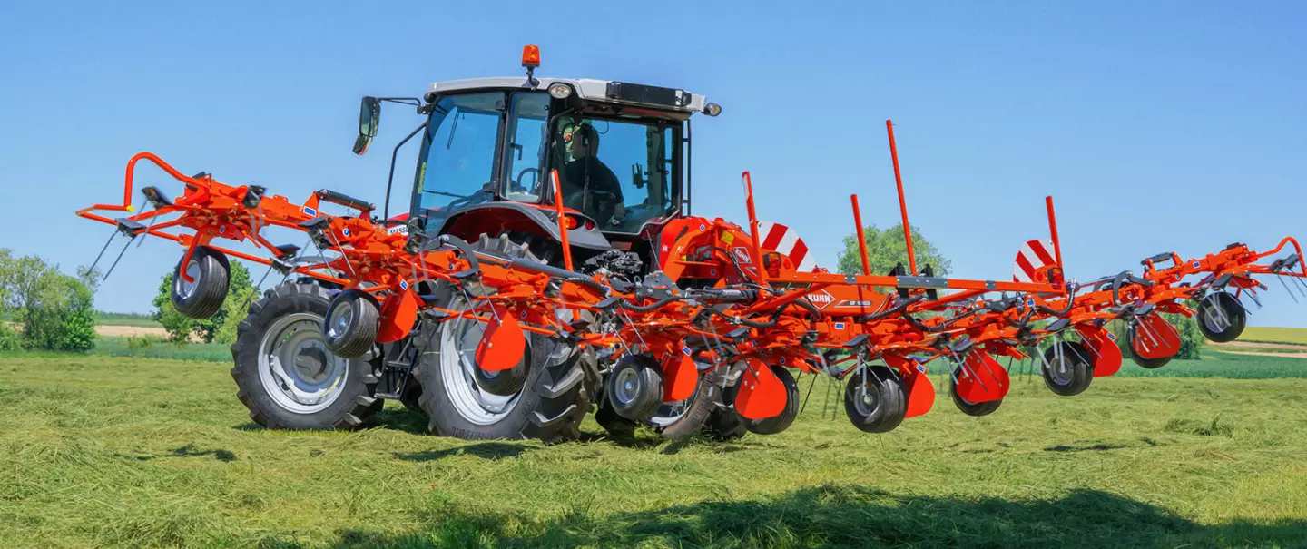 Il voltafieno GF 8703 al lavoro