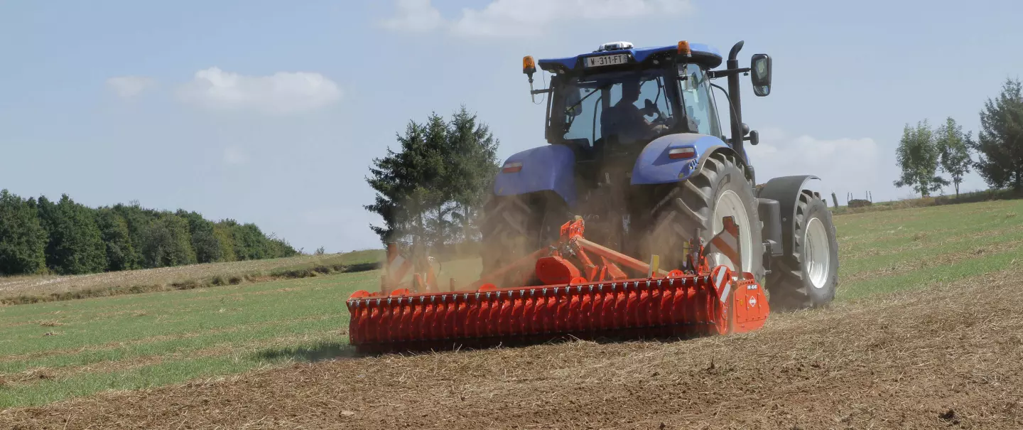 Erpice rotante HR 4020 al lavoro