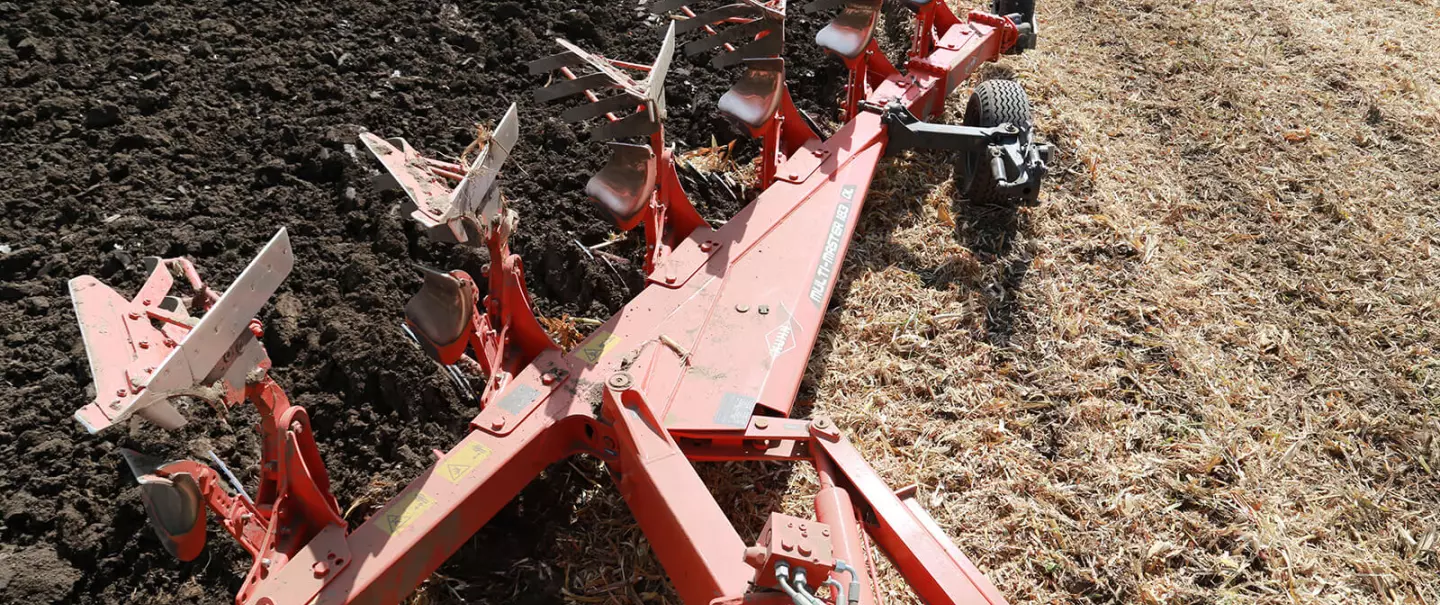 Gli aratri reversibili montati MASTER 183 sono adatti per grandi spazi vuoti di pneumatici